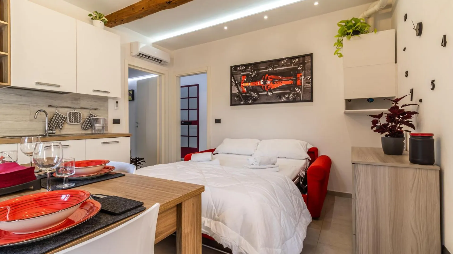 Enzo Ferrari Museum -Wifi, Train Station And Parking Apartment Modena Italy